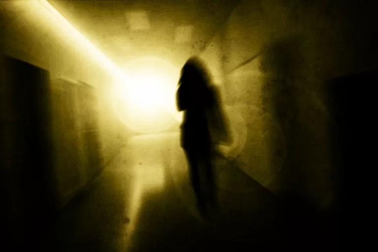 4939650 – woman with psychic pressure in a corridor