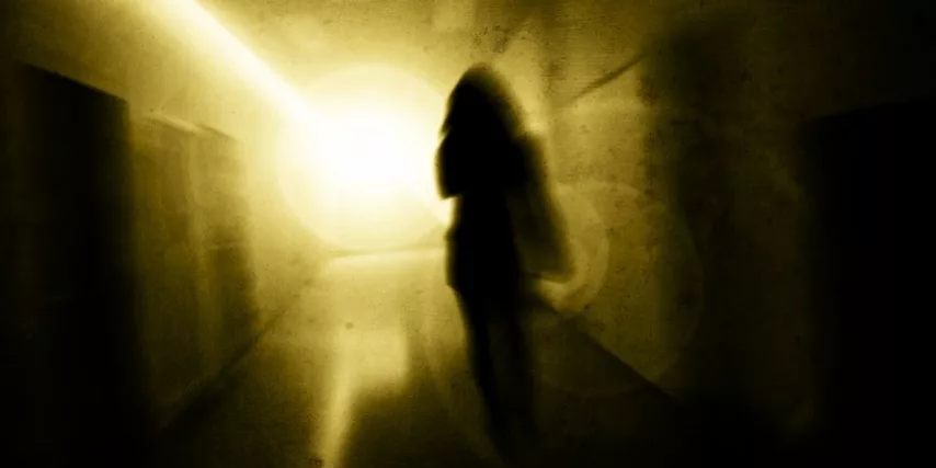 4939650 – woman with psychic pressure in a corridor